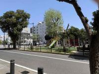 新宿公園の遊具が目の前にあり、通いやすい落ち着いた環境です。