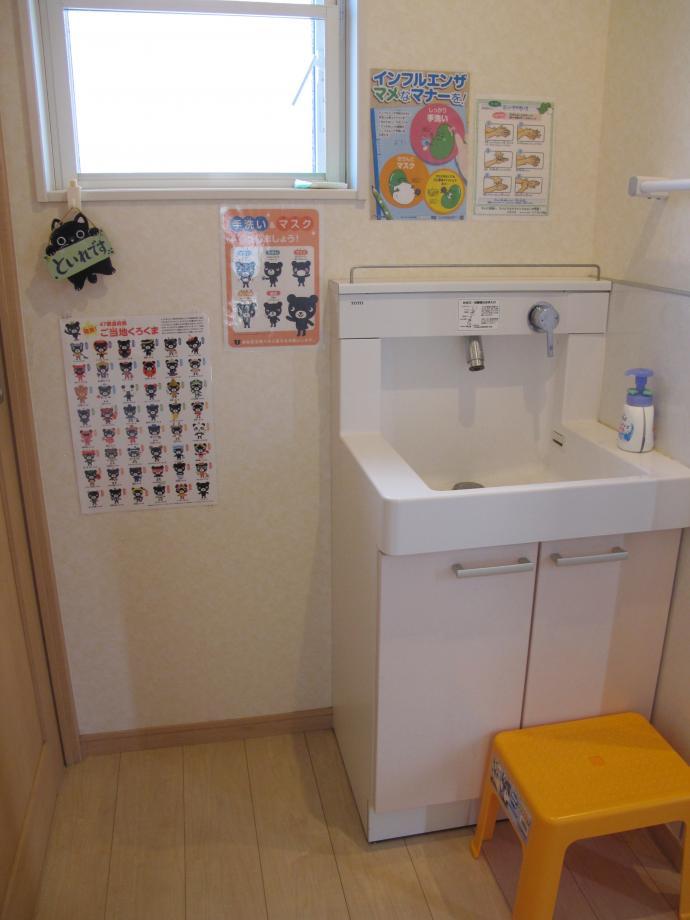 手洗い場です☆右手側は下駄箱やくもん文庫、左手側はトイレです（親子で入れます）。