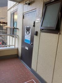 ☆ベビーカーは教室前に置いていただけます☆<br />
くろくまくんのお顔が目印です。