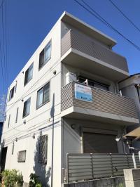 教室横に駐輪場があります。<br />
ベビーカー置き場もあります。