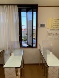 窓を開けて換気をしています。