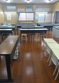広い教室の中でさっそく探検を始めるお子さんもいます！