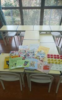 椅子席に座ると気持ちはお兄さん・お姉さん!数字盤やカードで遊ぶこともあります。