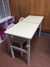 幼児さんでも足が着く専用の机もご用意しています。