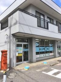 四街道駅から徒歩5分。教室前には3台の駐車スペースがあります。