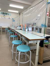 パーティションをはさんでお話しさせていただきます。