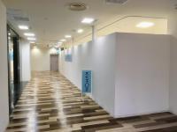 エレベーター又は建物内２階からエスカレーターで３階まで上がると教室が見えます。
