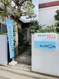 こちらからお入りください。門を入り、玄関先までベビーカーで行くことができます。