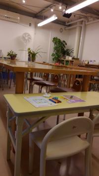 幼児さんでも大丈夫。小さな机と椅子でしっかり学習できます。