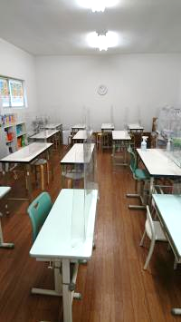 教室全体が明るく机は間隔をあけて設置をしています！