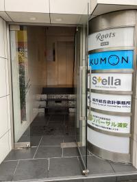 入口は３段の階段がありますが、エレベーターでベビーカーと一緒に５Fへどうぞ♪