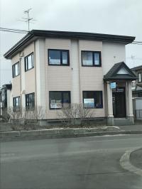 昭和小学校のすぐ近くです。駐車場は教室の裏手にあります。