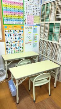 小さな机といすが、親子を迎えます