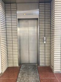 こちらのエレベーターで７Fまでお上がりください。