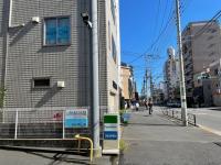 教室は２階です。電照看板とKUMONのマークが目印です。