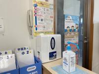 入室時にアルコール消毒をし、室内にカンファスイを噴霧し殺菌・消臭をしております。