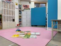 BabyKumonは、ピンク色のマットの上で楽しく学びましょう。