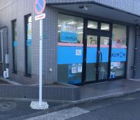 広い通りに面しています