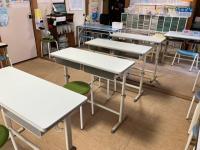 一般教科学習の幼児さんは体に合った椅子で、先生の前で学習します。