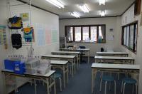 教室の四方に窓があり、大変明るく風通しがよいお部屋です。<br />
常に換気が可能です。