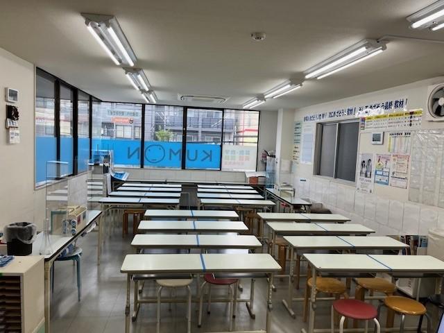 教室内は明るく、集中して学習ができる環境をご用意しています。<br />
