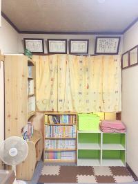 本がたくさん揃っている、明るい雰囲気の待合室です。