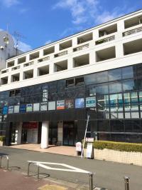 外景です。すずかけ台駅を出てすぐのところにあります。<br />
