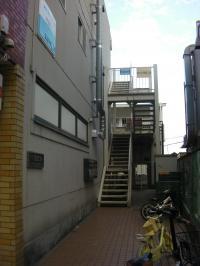 この階段を上がってきてください。