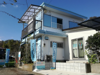 教室の外観は水色と白色のくもんカラーです。