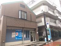 出入口はこちらです。ゼロワンシティの前、五十嵐歯科医院の奥に教室があります。