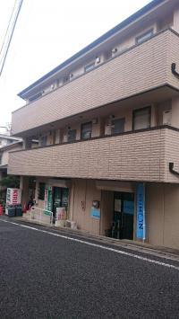 こちらの建物の１Fに教室がございます。