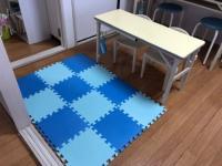 幼児さんでも足の着く机を用意しております。