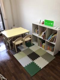 幼児さんも足の着く机椅子もあり、座れないお子様でも大丈夫です