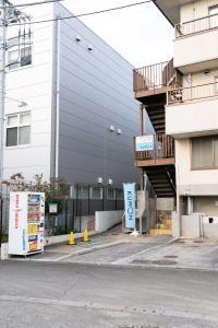 南側の裏通りの入り口には、駐車場と駐輪スペースを完備しています。