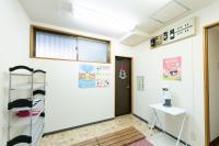 消毒液と体温計が一体となったオートマチックデイスペンサーを設置しています。