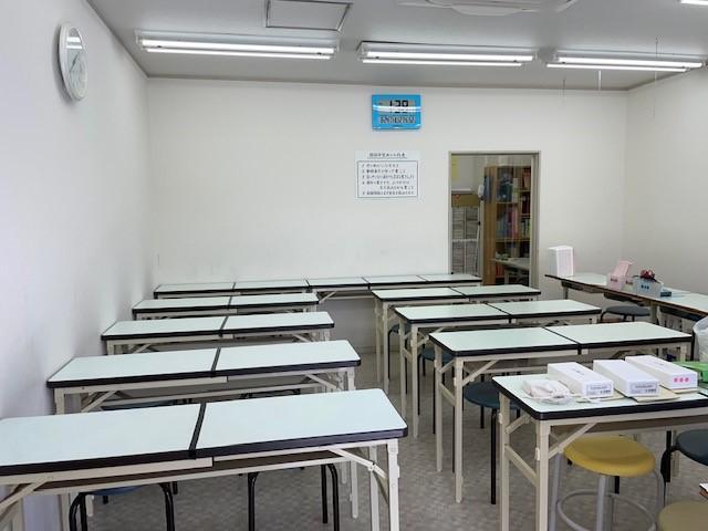 明るく広々とした教室です。集中して学習できます。