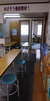 教室の奥にも学習スペースと、待合室があります。