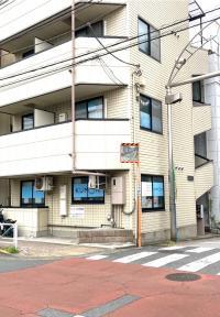 西武多摩川線是政駅を出て、目の前にある教室です。KUMONの青い看板が目印です。