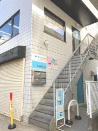 ◎教室の階段下にベビーカーを置くスペースがあります