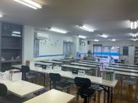 広くて明るい教室です。年少さんから高校生まで、沢山の生徒さんが学習しています。