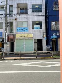 教室は２階です。