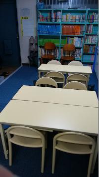 明るい学習スペース♪幼児さんも座れる低い座席もあります。