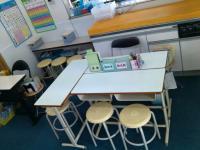 幼児席です。数字盤、漢字盤等教具も使って力をつけます。