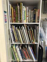 本棚には本を沢山ご用意し、貸出しています。当教室の生徒さんは読書が大好き。