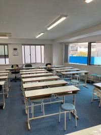 教室は明るく、開放的です。<br />
窓がたくさんあり、常時換気しています。