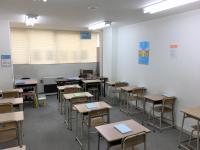 教室は、比較的ゆったりと机を配置しています。