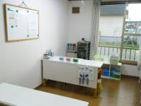 指導者の他に教室スタッフと共に子どもたちの学習を観ております