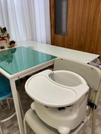 椅子に座れるかな？しっかりとしたベビーチェアも用意しています。