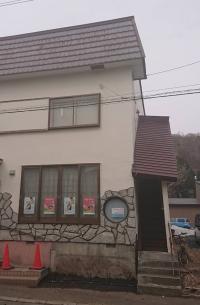 右側の階段から２階へお越し下さい。