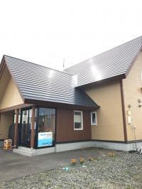 教室外観です。白と水色の看板が目印です。